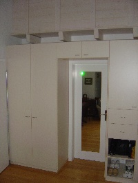 Einbauschrank mit integrierter Türe